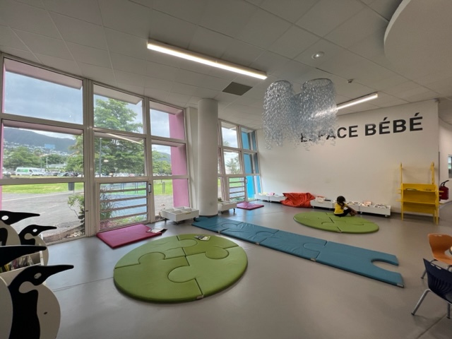 espace enfants de la médiathèque avec ses tapis et ses poufs